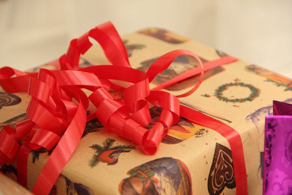 gift guide image (buying gifts online)